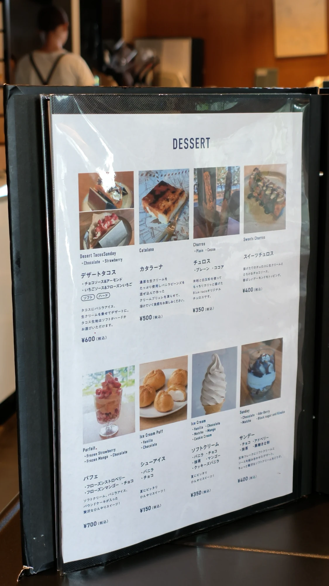 （左）デザートのメニュー／（右）アイスのケース
