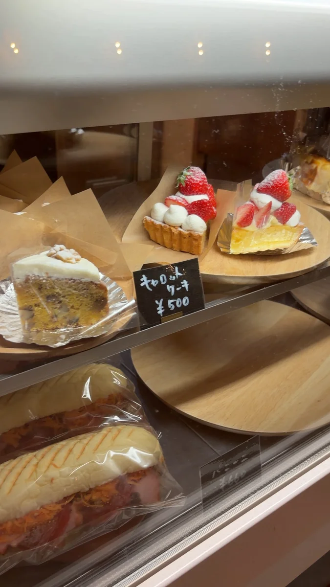 カウンターのショーケース。手前の札はキャロットケーキ500円