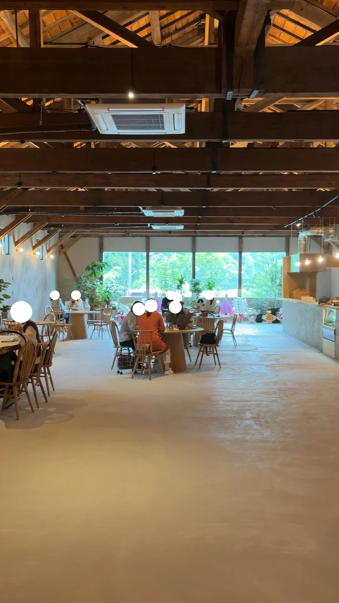 店の奥から入口側を見たところ(左)/天井。梁と小屋組みがそのまま残っています(右)