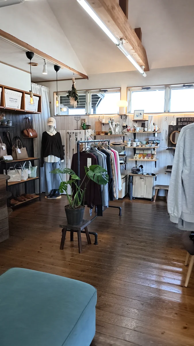 (左)洋服が並ぶスペース/(右)バッグや小物もある売り場