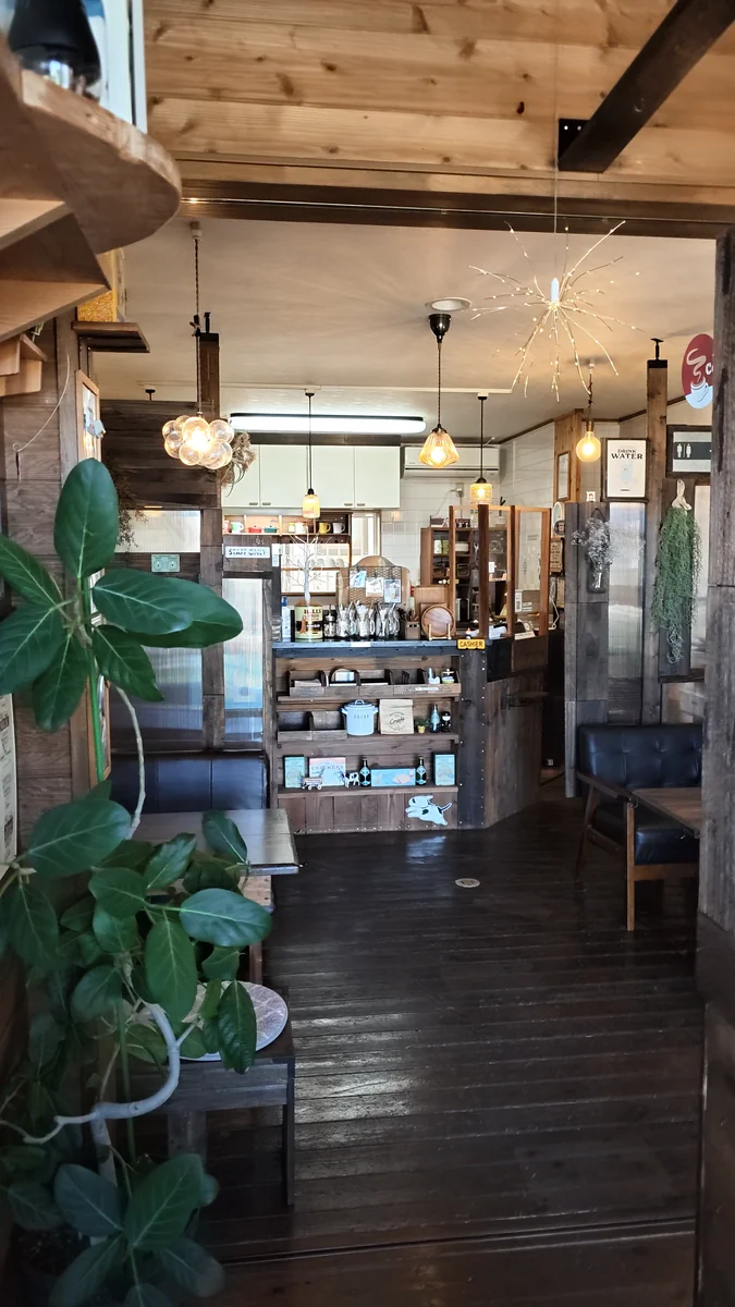 (左)カフェの店内/(右)窓側のソファ席
