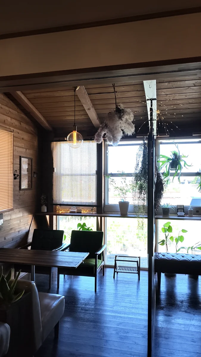 (左)カフェの店内/(右)窓側のソファ席