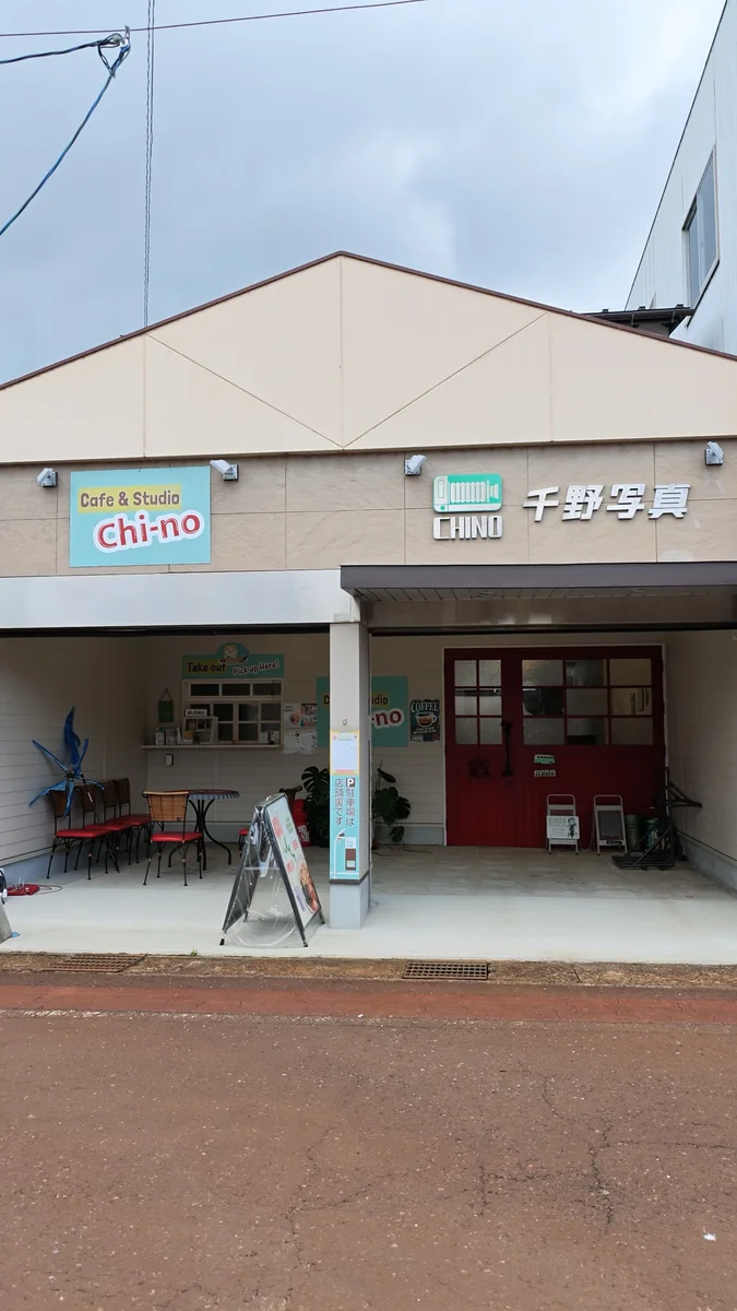 建物の正面。左半分が屋根のあるテラス