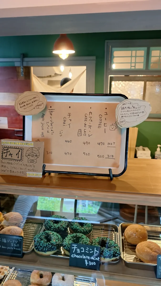 （左）ドリンクのメニュー／（右）コーヒーを注ぐ手元