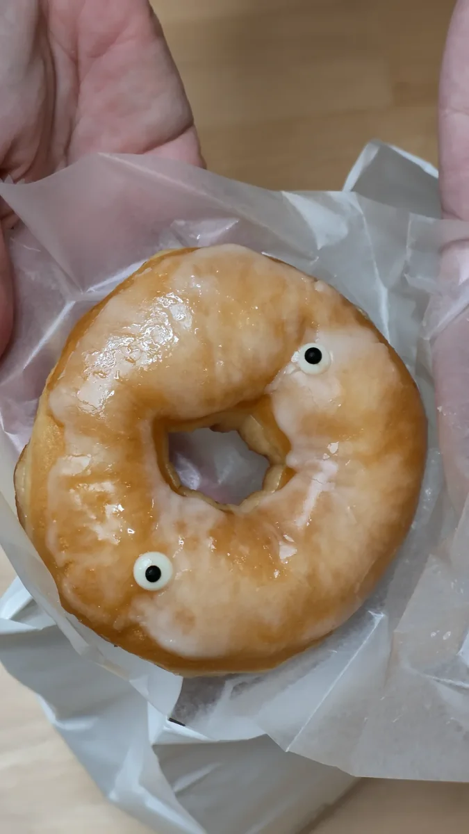 （左）目のついたシュガーグレーズ／（右）ちぎったところ