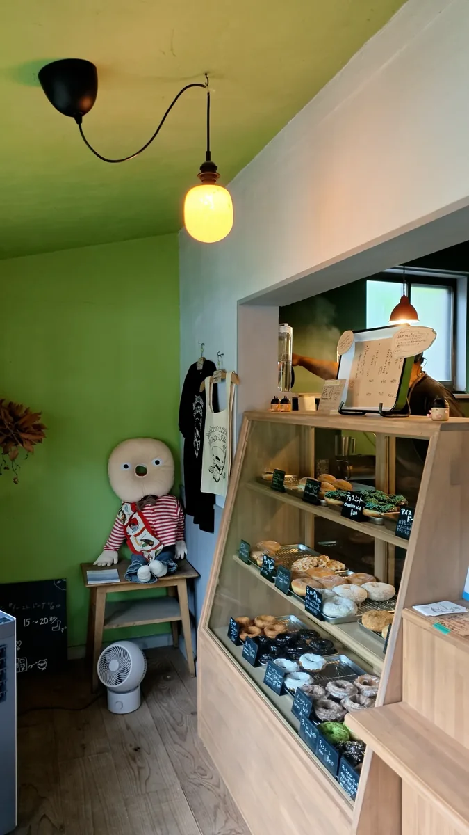 （左）緑の壁の店内。右手がショーケース／（右）ワッフルとシナモンシュガー、チョコファッション