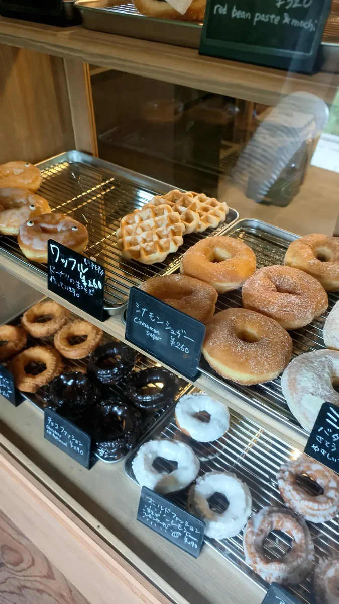 （左）緑の壁の店内。右手がショーケース／（右）ワッフルとシナモンシュガー、チョコファッション