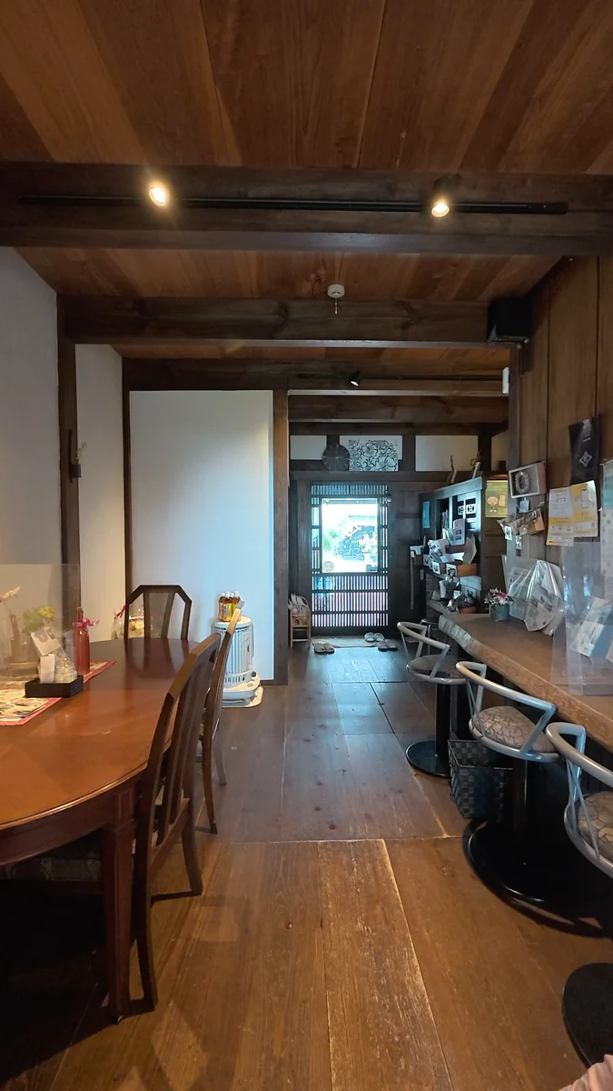 （左）1階。右手が窓際のカウンター、左手にテーブル席。奥が入口です／（右）2階の五月人形。6月上旬の訪問時に出ていました