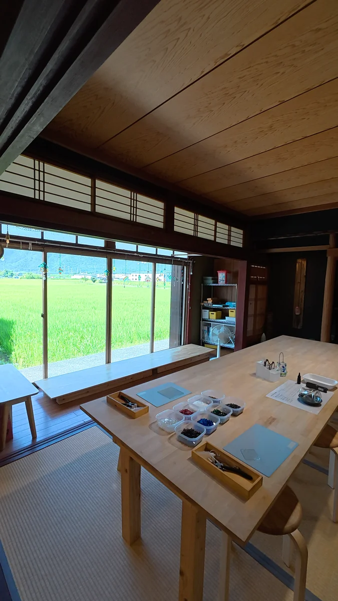 体験するのは畳の部屋。窓の外は田んぼです（左）／同じ部屋の入り口側には、ガラスの器が並んでいます（右）