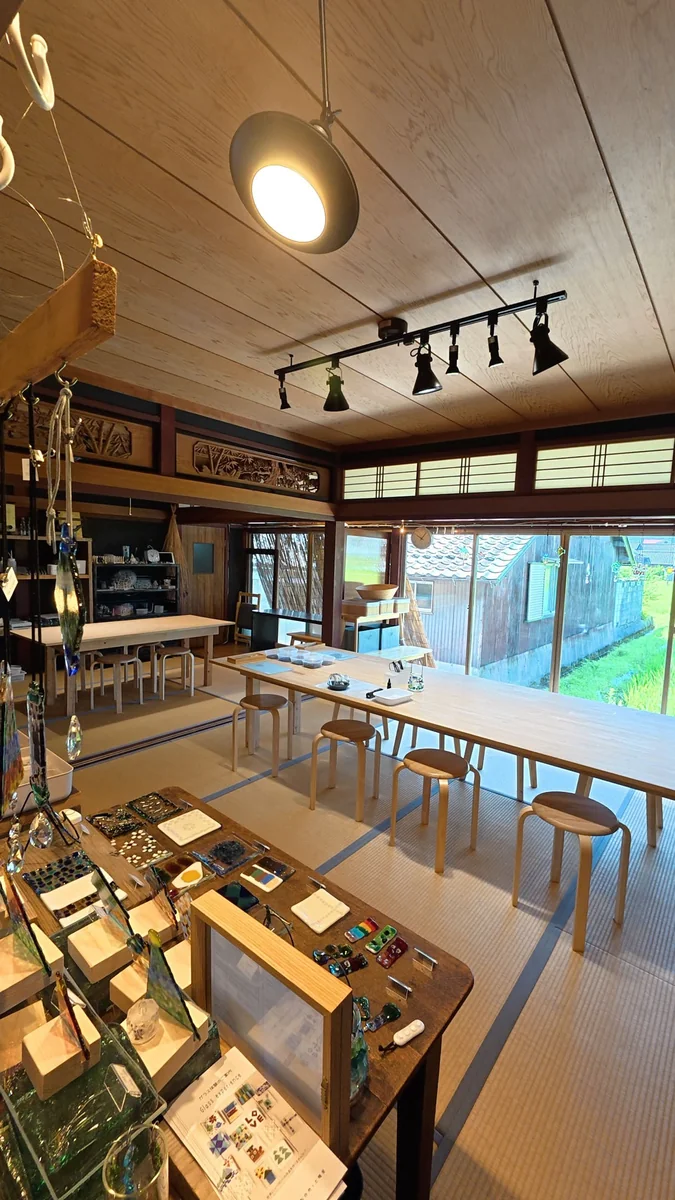 体験するのは畳の部屋。窓の外は田んぼです（左）／同じ部屋の入り口側には、ガラスの器が並んでいます（右）
