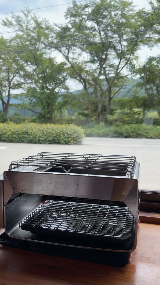 (左)席に据えてある焼き台/(右)外の生簀