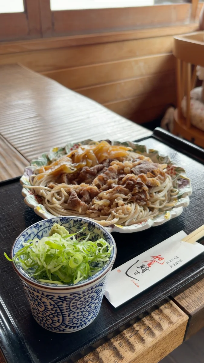 (左)たっぷり長いもそば(冷)/(右)すき風近江牛載せざるそば(冷)
