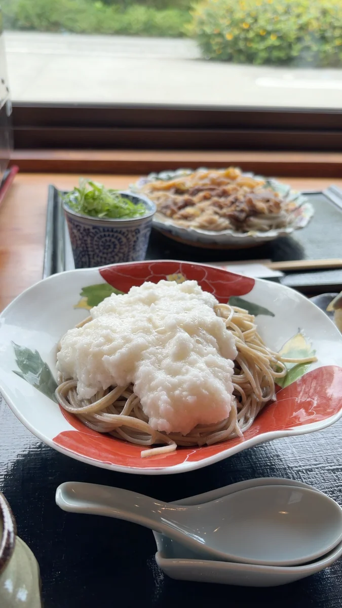 (左)たっぷり長いもそば(冷)/(右)すき風近江牛載せざるそば(冷)