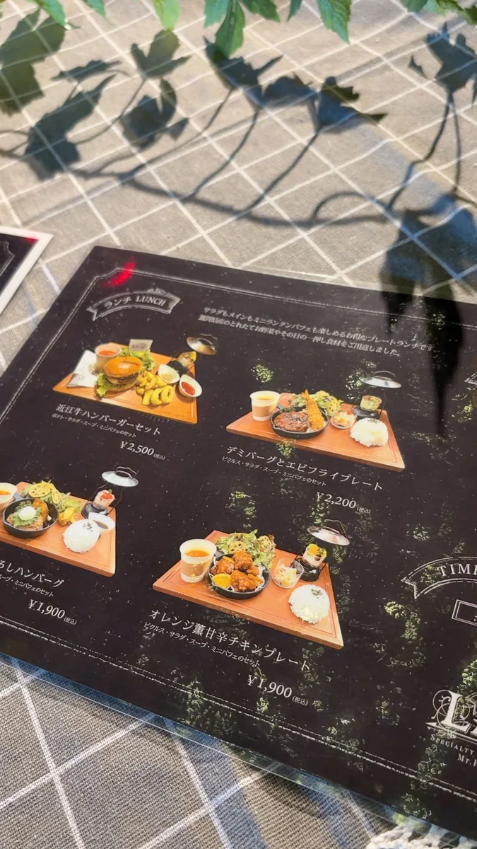 メニュー。パフェと飲みものの面(左)/ランチの面。どれもミニパフェ付きです(右)