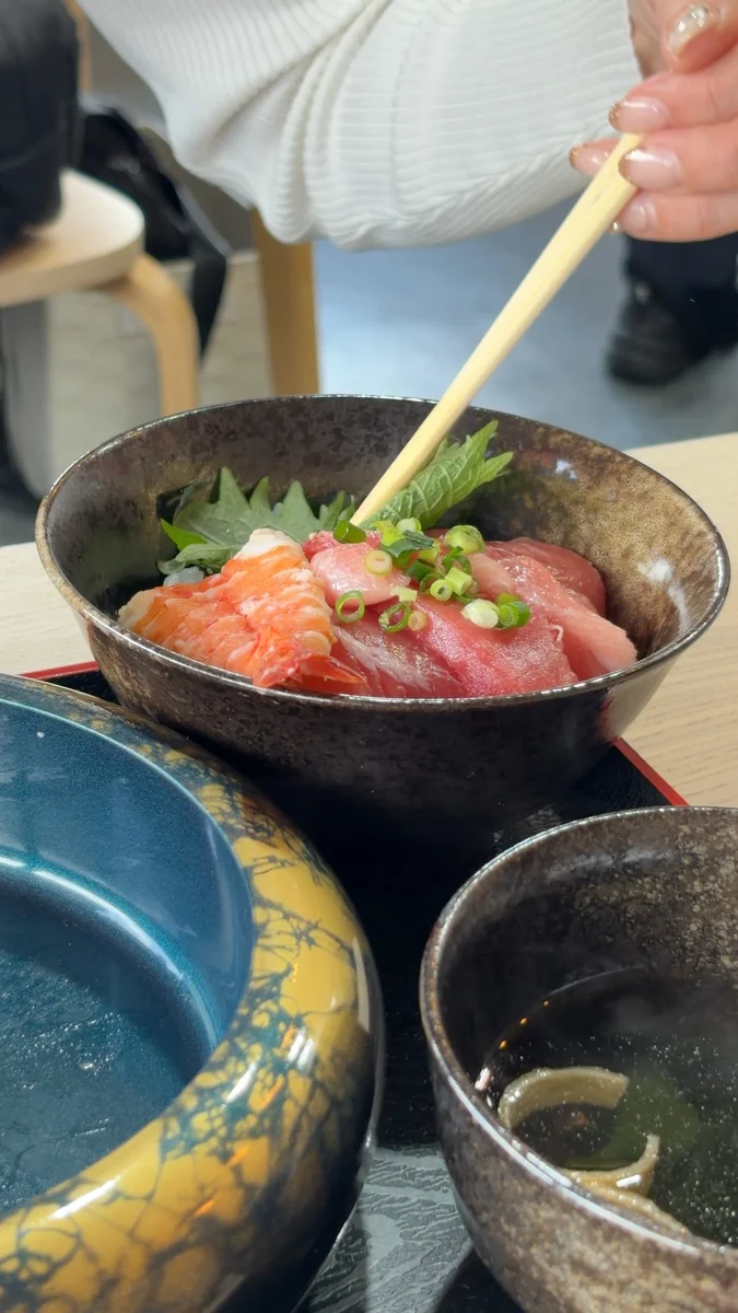 生本まぐろ「極み」御膳。奥が握り、手前が海鮮丼で、吸い物が付きます（左）／海鮮丼はまぐろと海老。大葉とねぎがのっています（右）