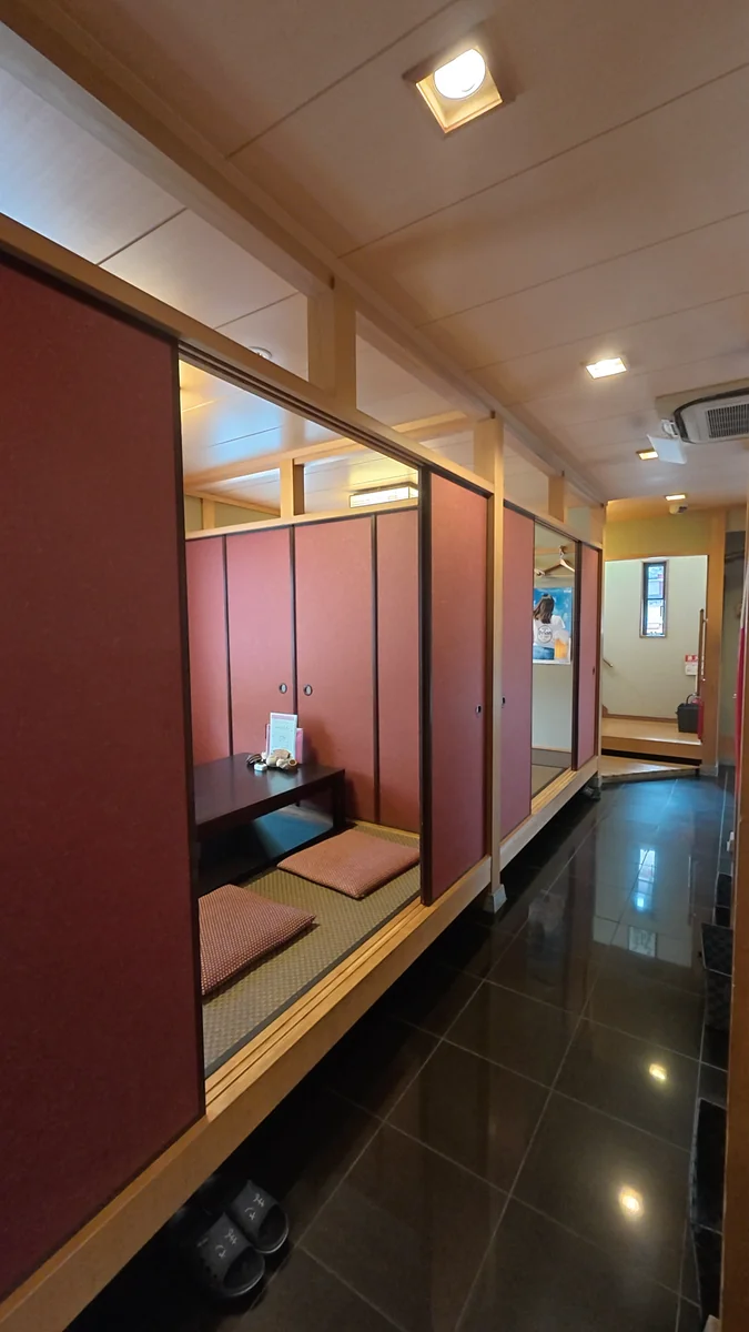 通路から見た1階の個室。掘りごたつの席に座布団が置かれています