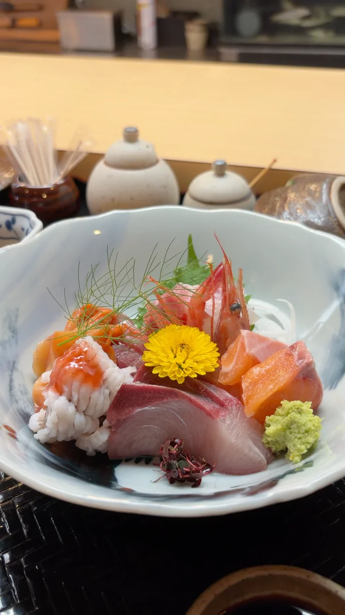 (左)上まさ定食のお造り。7種が1つの器に盛られています/(右)海鮮丼。ごはんが見えないくらい、切り身がのっています