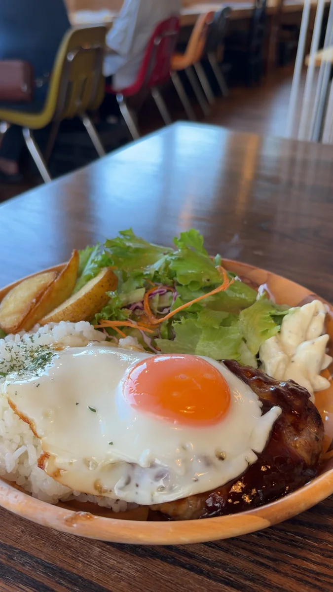 MGランチ 1,780円(左)/ロコモコランチ 1,680円(右)