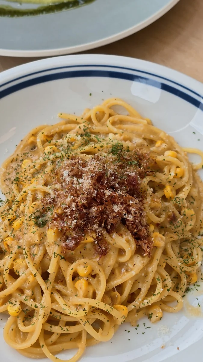 (左)和歌山県産熊野牛と国産豚のハンバーグ/(右)焼きとうもろこしと鰹節のパスタ