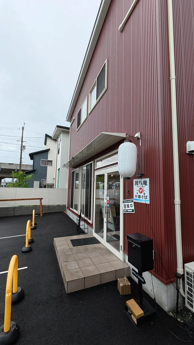 店の前が駐車場です(左)/入口(右)