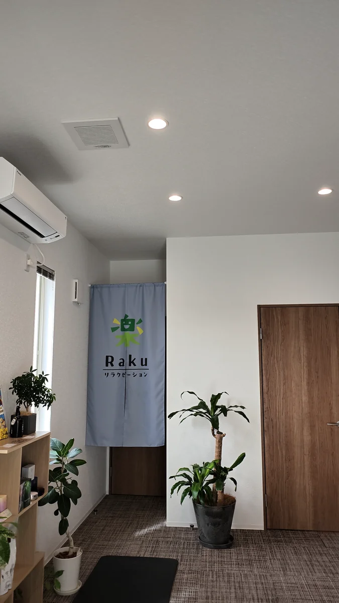 明るい店内と、奥にある施術スペース