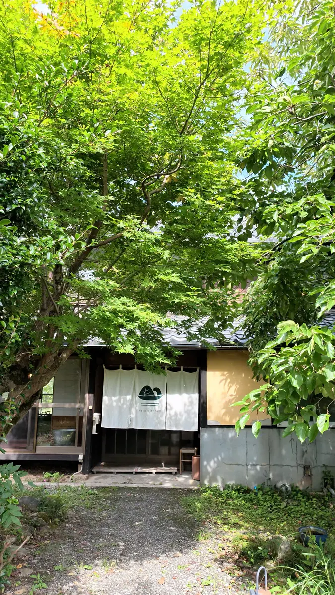 緑に囲まれたsato kitchenの入口