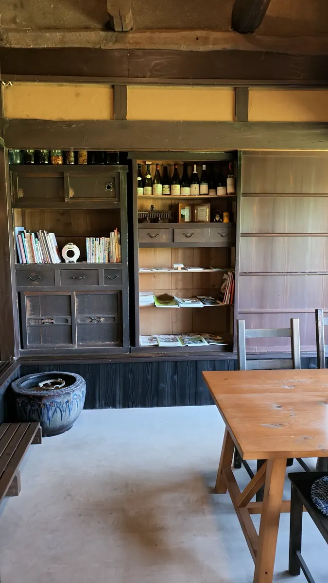 (左)木の棚がある店内/(右)テーブル席