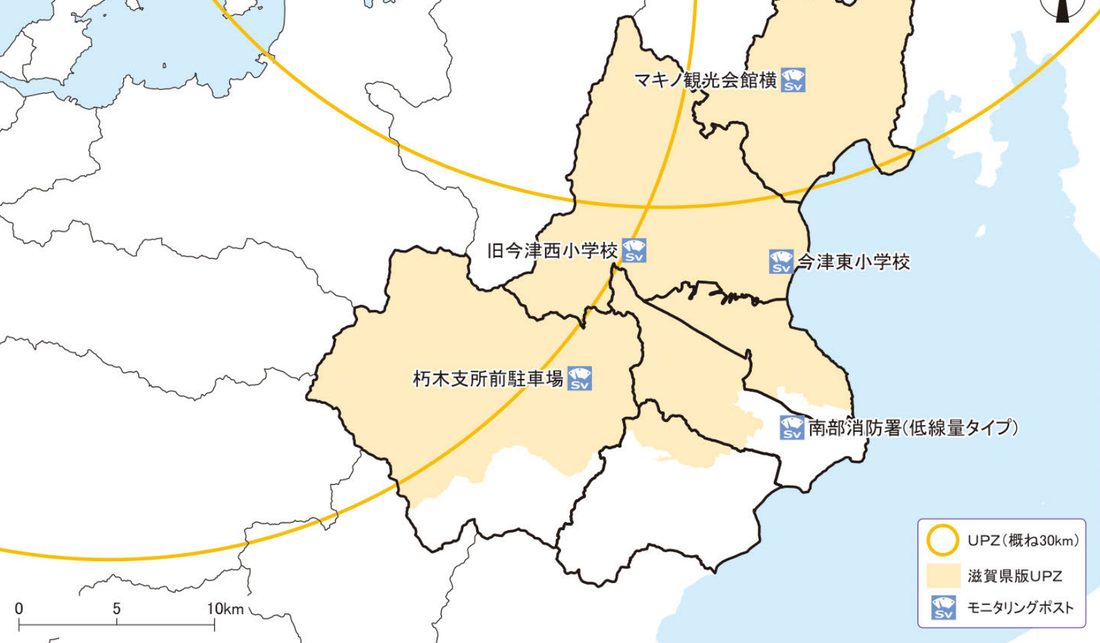 高島市の地図。滋賀県版UPZに入る範囲が薄い黄色で塗られ、国の目安の30kmの円が黄色の線で描かれている